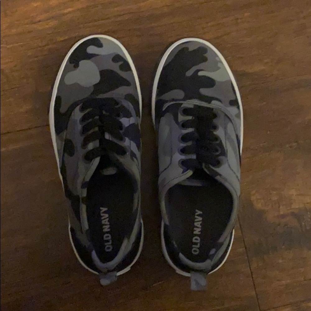 Boys size 12 old navy shoes
